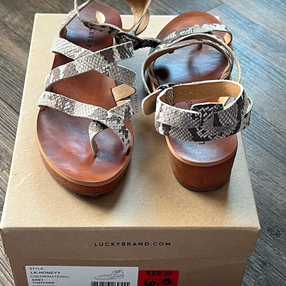 Lucky Brand size 6.5 printed sandal - Picture 2 of 2